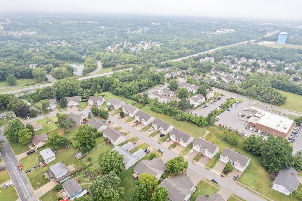 Beautiful Townhome, 11 Minutes To Downtown, Kcmo. Канзас-Сіті Екстер'єр фото