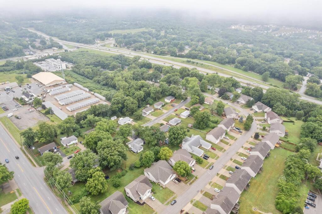 Beautiful Townhome, 11 Minutes To Downtown, Kcmo. Канзас-Сіті Екстер'єр фото