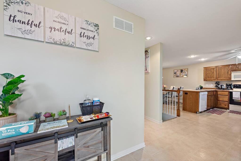 Beautiful Townhome, 11 Minutes To Downtown, Kcmo. Канзас-Сіті Екстер'єр фото