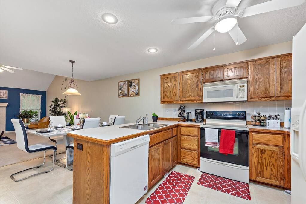 Beautiful Townhome, 11 Minutes To Downtown, Kcmo. Канзас-Сіті Екстер'єр фото