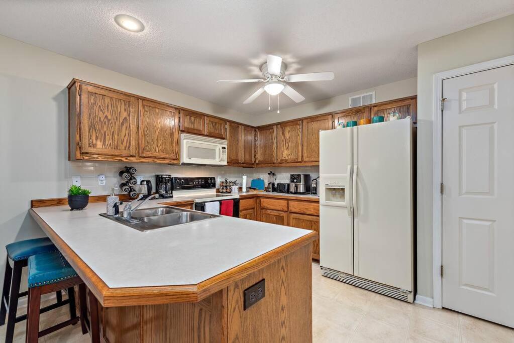 Beautiful Townhome, 11 Minutes To Downtown, Kcmo. Канзас-Сіті Екстер'єр фото